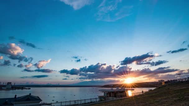 Superbe timelapse diurne de nuages sur le paysage hivernal, ville d'Izhevsk, République Oudmourte, Fédération de Russie — Video