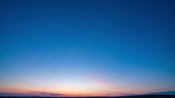 Mouvement lent de la caméra gauche. Champ de blé vert naturel avec ciel bleu et nuages par temps ensoleillé, lever du soleil. Contexte naturel. Paysage agricole, beau blé de couleur, time-lapse, hyperlapse 4k. — Video