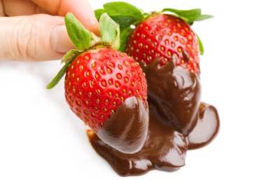 beyaz zemin üzerine çikolata çilek