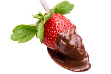 beyaz zemin üzerine çikolata çilek