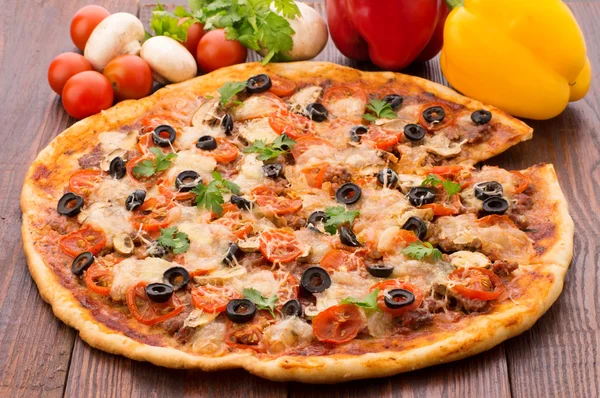 Pizza met mozzarella, saus, tomaten en salade verlaat — Stockfoto