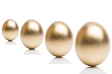 İzole beyaz zemin üzerine altın yumurta.