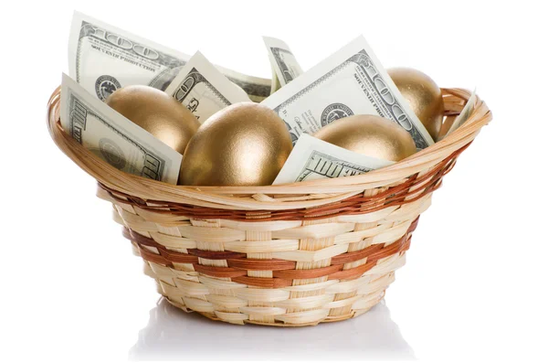 Zlatá vejce a dolary v košíku, samostatný — Stock fotografie