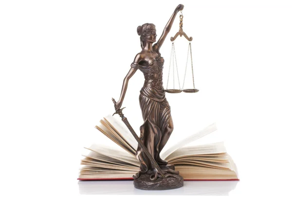 Standbeeld van Justitie geïsoleerd — Stockfoto