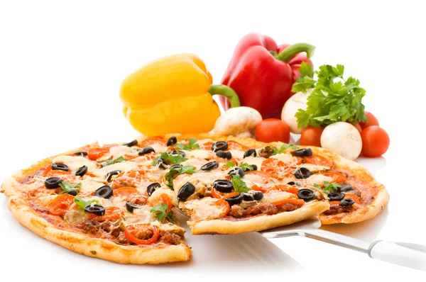 Pizza met ham, peper en olijven — Stockfoto