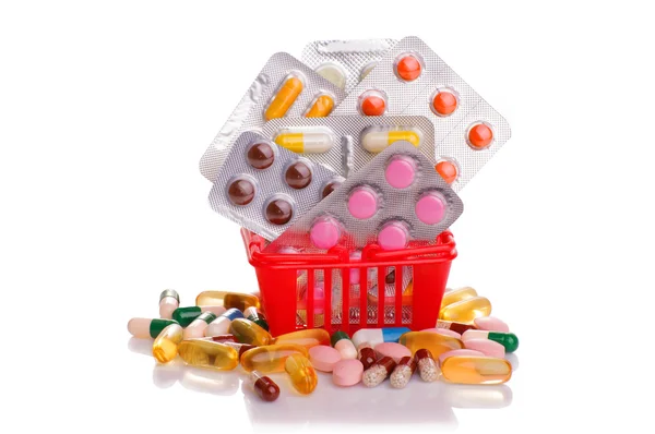 Carrinho de compras com pílulas e medicamentos isolados em branco — Fotografia de Stock