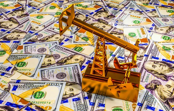 黄金の Pumpjack とお金でこぼれたオイル。3 d シーン. — ストック写真