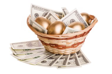 altın yumurta ve izole bir sepet içinde dolar