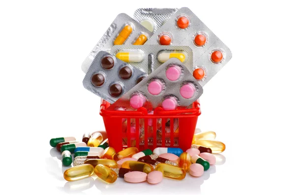 Καρότσι αγορών με χάπια και ιατρικής που απομονώνονται σε λευκό — Φωτογραφία Αρχείου