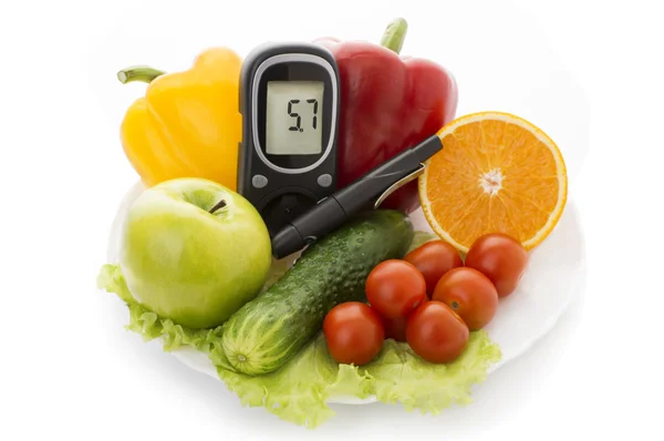 Glucometer for glucose level and healthy organic food — Stock Photo, Image