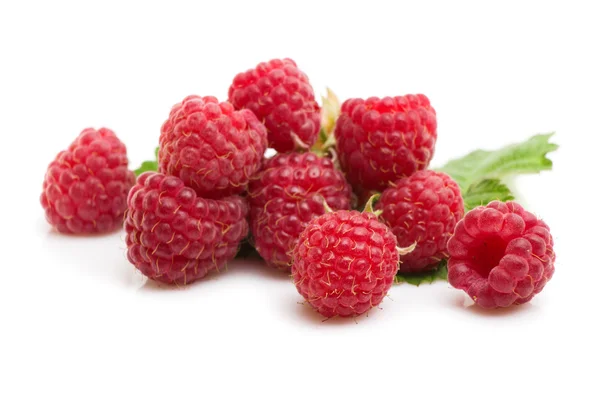 Frische rote Himbeeren isoliert auf weißen — Stockfoto