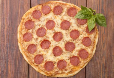 pepperoni pizza, beyaz zemin üzerine izole