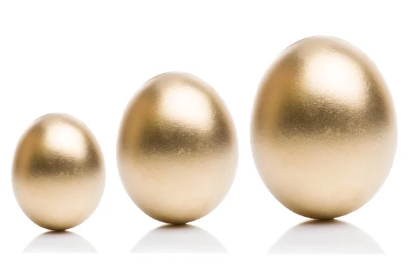 Χρυσά αυγά από απομονωμένα σε λευκό φόντο. — Φωτογραφία Αρχείου