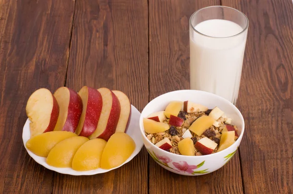 Şeftali, elma ve bir bardak süt ile müsli