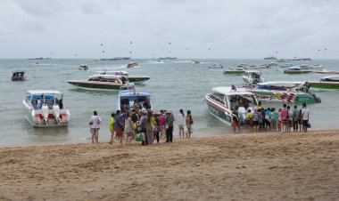 Hızlı tekneler Plajı'nda bekleyen turist
