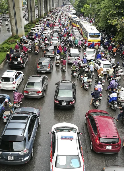 Muitos carros e motos estão presos em um engarrafamento — Fotografia de Stock