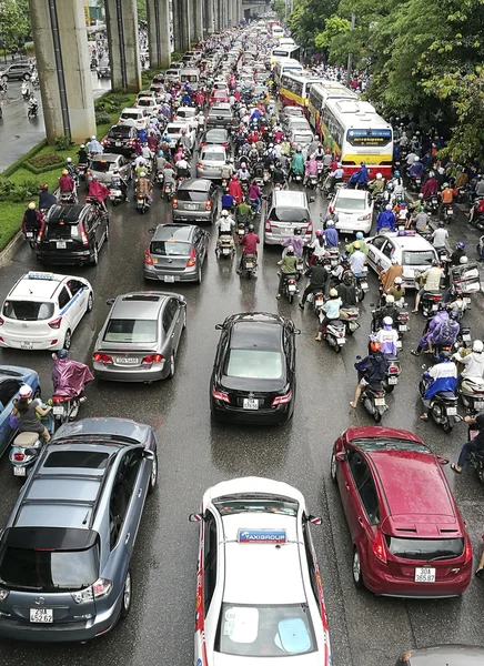 Birçok araba ve motosiklet bir trafik sıkışıklığı sıkışmış