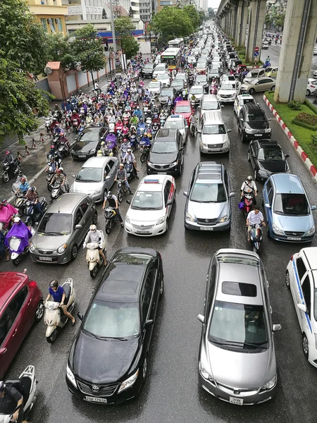 Muchos coches y motocicletas están atrapados en un atasco de tráfico — Foto de Stock