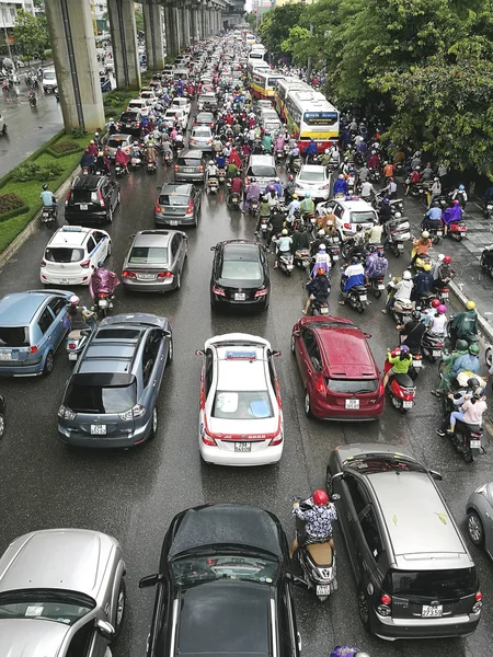 Muchos coches y motocicletas están atrapados en un atasco de tráfico —  Fotos de Stock