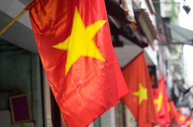 açık havada binasında vietnam bayrakları