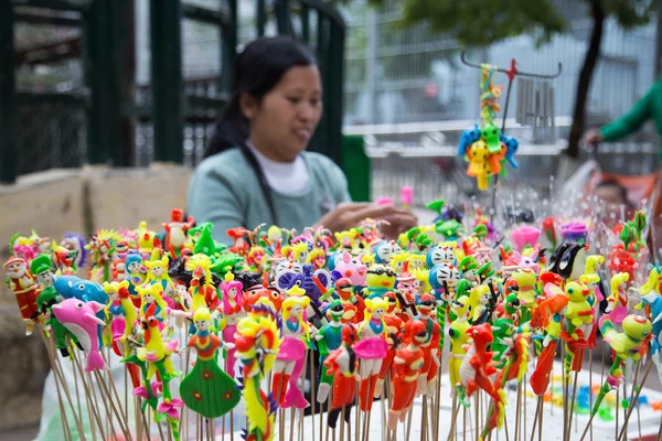 Artesanías vietnamitas mujer haciendo juguetes — Foto de Stock