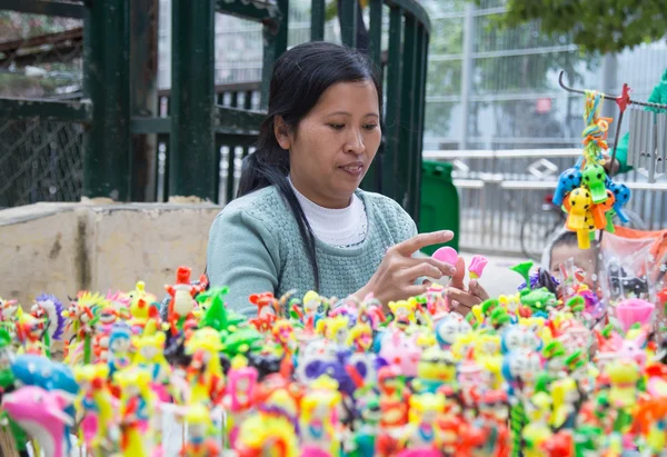 Artesanías vietnamitas mujer haciendo juguetes — Foto de Stock