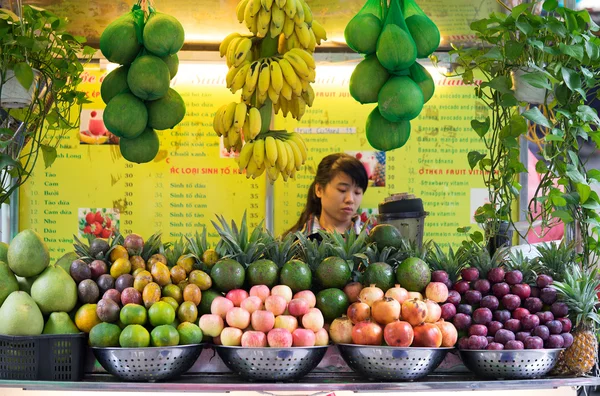 Girl serving fresh juice on sidewalk — Stock Photo, Image