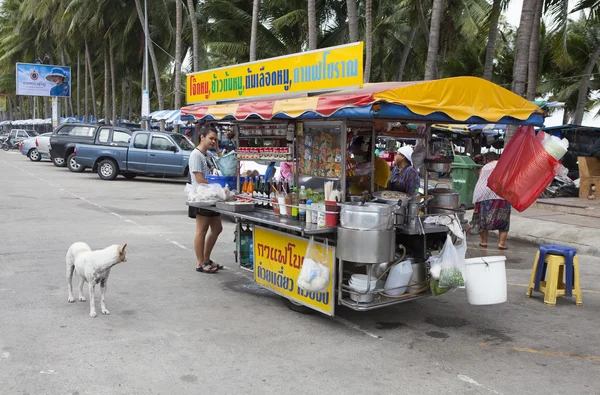 Vendedor tailandês vendendo comida de rua — Fotografia de Stock