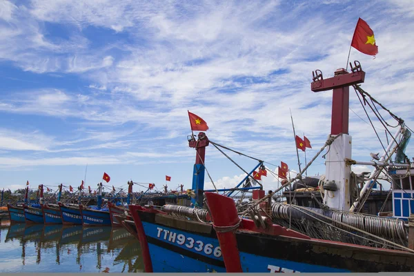 Хюэ Вьетнам Июня 2016 Года Вьетнамская Деревянная Рыбацкая Лодка Причаливает — стоковое фото