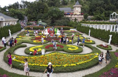 Ba Na Hills mountain resort bir çiçek bahçesinde görünümünü