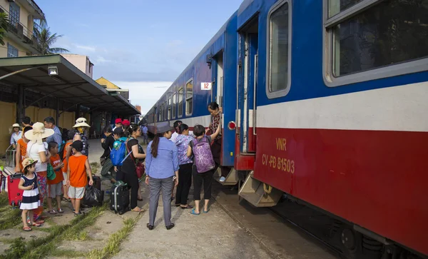 Train attrapant des passagers dans la gare de Hue — Photo