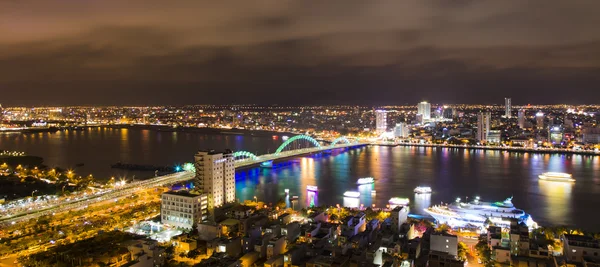 Widokiem na panoramę miasta miasto miejski noc — Zdjęcie stockowe