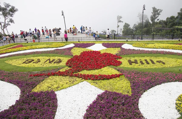 Ba Na Hills mountain resort bir çiçek bahçesinde görünümünü