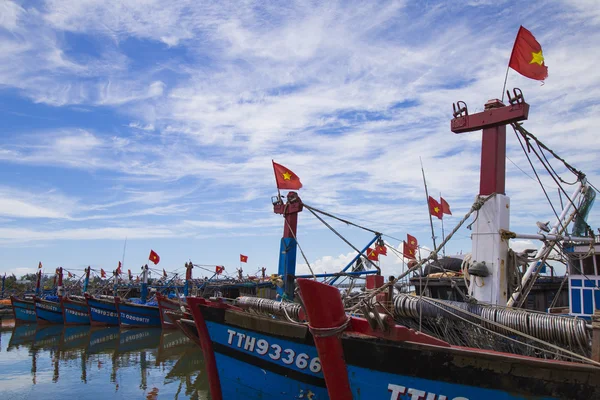 Barcos pesqueros vietnamitas de madera fondeando en un puerto — Foto de Stock