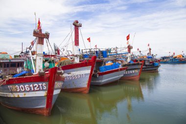 Hue, Vietnam - 20 Haziran 2016: bir plaj, Merkez Vietnam Thuan bir kıyısında kasırga fırtına önlemek için bir limanında demirleme Vietnamca ahşap balıkçı teknesi.