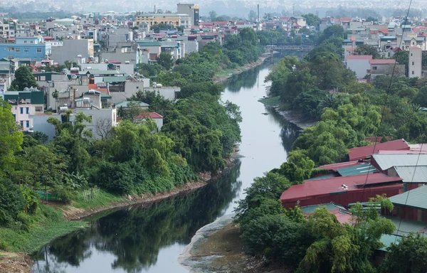 Traditionella asiatiska byggnader på riverside — Stockfoto