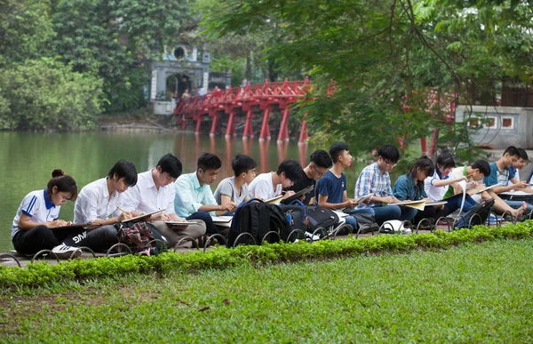 Asiatische Kunststudenten üben sich im Zeichnen — Stockfoto