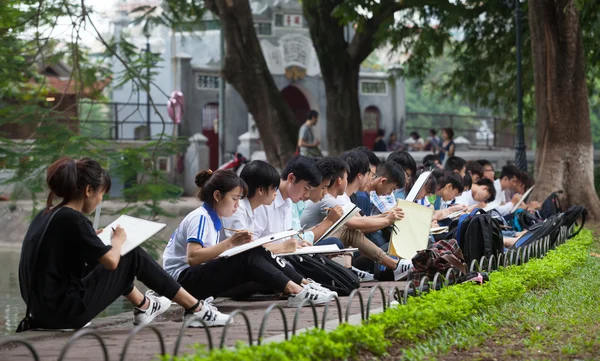 Asiatische Kunststudenten üben sich im Zeichnen — Stockfoto