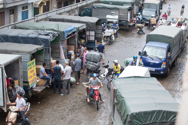 Transportadores que transportam muitos tipos de mercadorias — Fotografia de Stock