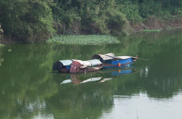 传统的亚洲钓鱼船漂浮 — 图库照片