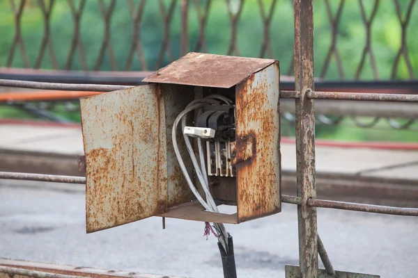 联系人-断路器在道路上的金属盒 — 图库照片