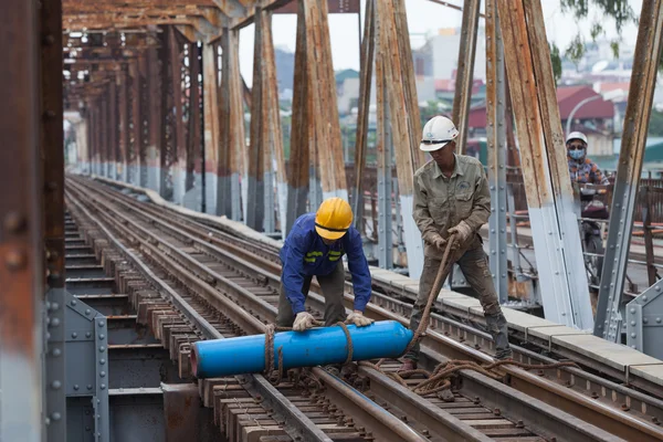 Hanoi Vietnam Noviembre 2015 Constructores Puentes Asiáticos Trabajando Antiguo Puente — Foto de Stock