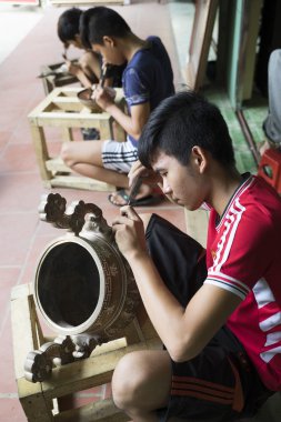 Genç ustalar yapım bakır el sanatları ürünleri 