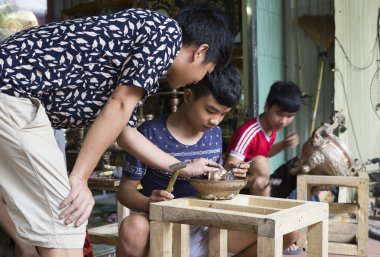 Genç ustalar yapım bakır el sanatları ürünleri 