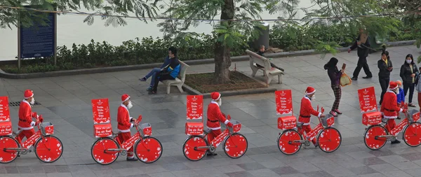 Männer in Weihnachtsmanntracht — Stockfoto