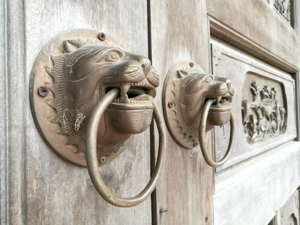 Botões de porta de estilo chinês — Fotografia de Stock