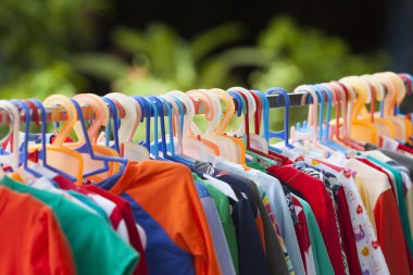 Giysiler rafta asılı.