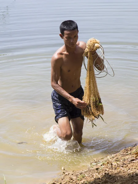 Fisherman throwing fishing net — Stock Editorial Photo © mediavn #122732798