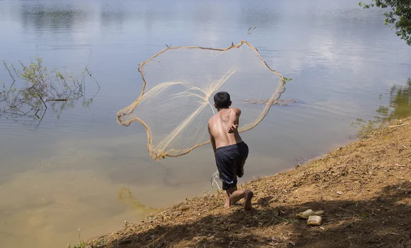 Pescador lanzando red de pesca — Foto de Stock