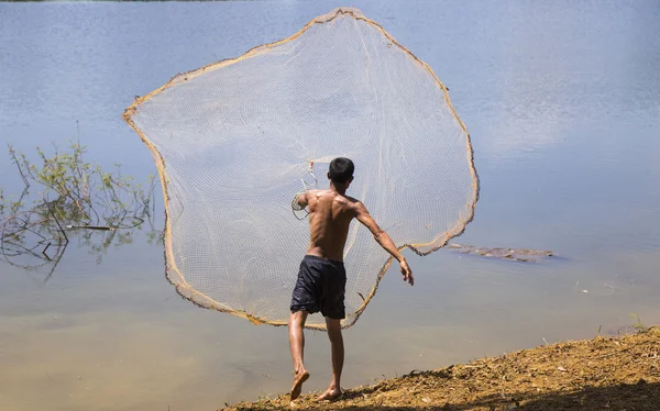 Pescador jogando rede de pesca — Fotografia de Stock